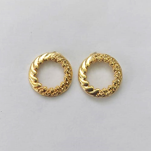 BRINCO FOLHEADO A OURO - BANHADO COM 5 MILÉSIMOS + VERNIZ DIAMOND - (CRIS) BRINCO DE PINO COM CÍRCULO VAZADO 13MM - OURO466