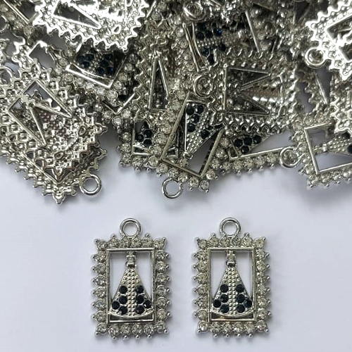 ACESSÓRIO PINGENTE RETANGULAR NOSSA SRA APARECIDA COM STRASS 15X20MM - COMPOSIÇÃO: METAL - BIJU00024
