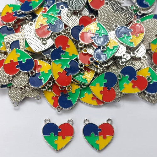 ACESSÓRIO PINGENTE CORAÇÃO SÍMBOLO AUTISMO 20X20MM COM DUAS ARGOLINHAS - (CX.141) COMPOSIÇÃO: METAL - BIJU00031