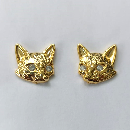 BRINCO FOLHEADO A OURO - BANHADO COM 5 MILÉSIMOS + VERNIZ DIAMOND - (CRIS) BRINCO DE PINO RAPOSA COM OLHO ZIRCÔNIA CRISTAL 11X11MM - OURO474