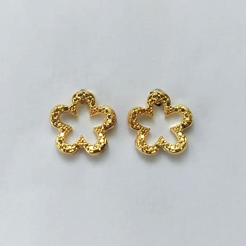 BRINCO FOLHEADO A OURO - BANHADO COM 5 MILÉSIMOS + VERNIZ DIAMOND - (CRIS) BRINCO DE PINO FLOR VAZADA 11MM - OURO479