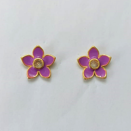 BRINCO FOLHEADO A OURO - BANHADO COM 5 MILÉSIMOS + VERNIZ DIAMOND - (CRIS) BRINCO DE PINO FLOR ESMALTADA LILÁS 15MM - OURO483