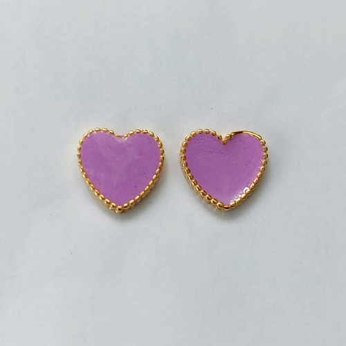 BRINCO FOLHEADO A OURO - BANHADO COM 5 MILÉSIMOS + VERNIZ DIAMOND - (CRIS) BRINCO DE PINO CORAÇÃO ESMALTADO LILÁS 15MM - OURO484