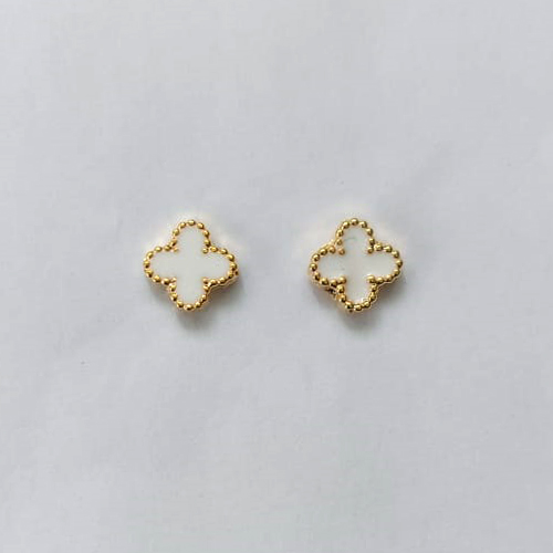 BRINCO FOLHEADO A OURO - BANHADO COM 5 MILÉSIMOS + VERNIZ DIAMOND - (CRIS) BRINCO DE PINO TREVO TIPO VAN CLEEF BRANCO 8MM - OURO485