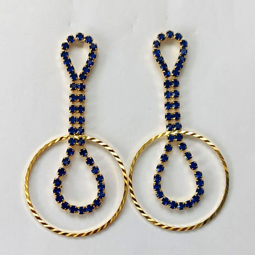 BRINCO FOLHEADO A OURO - BANHADO COM 5 MILÉSIMOS + VERNIZ DIAMOND - BRINCO DE PINO CRAVEJADO EM MICROS ZIRCÔNIAS AZUIS 54MM - OURO493