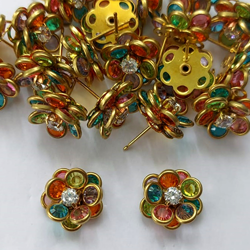 BRINCO NO BRUTO PRONTO PARA O BANHO - (AV) BRINCO DE PINO FLOR CRAVEJADA EM ZIRCÔNIAS COLORIDAS 14MM - PESO TOTAL 3GR - COMPOSIÇÃO: LATÃO / ZIRCÔNIA - BRU16121