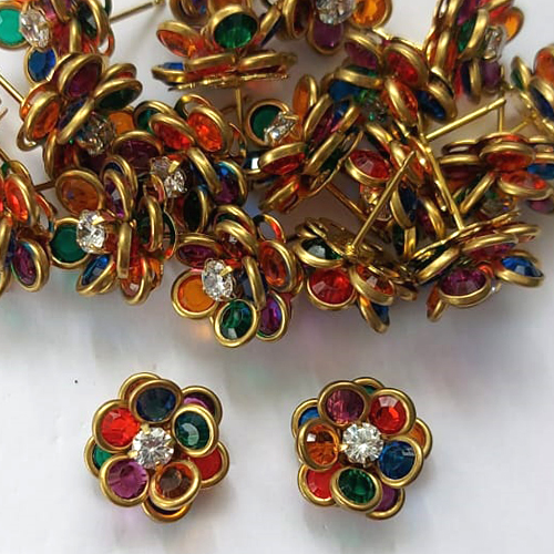 BRINCO NO BRUTO PRONTO PARA O BANHO - (AV) BRINCO DE PINO FLOR CRAVEJADA EM ZIRCÔNIAS COLORIDAS 14MM - PESO TOTAL 3GR - COMPOSIÇÃO: LATÃO / ZIRCÔNIA - BRU16122