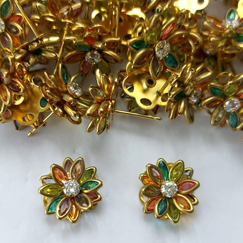 BRINCO NO BRUTO PRONTO PARA O BANHO - (AV) BRINCO DE PINO FLOR CRAVEJADA EM ZIRCÔNIAS COLORIDAS 13MM - PESO TOTAL 2,4GR - COMPOSIÇÃO: LATÃO / ZIRCÔNIA - BRU16123