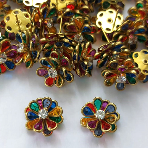 BRINCO NO BRUTO PRONTO PARA O BANHO - (AV) BRINCO DE PINO FLOR CRAVEJADA EM ZIRCÔNIAS COLORIDAS 15MM - PESO TOTAL 3,2GR - COMPOSIÇÃO: LATÃO / ZIRCÔNIA - BRU16124