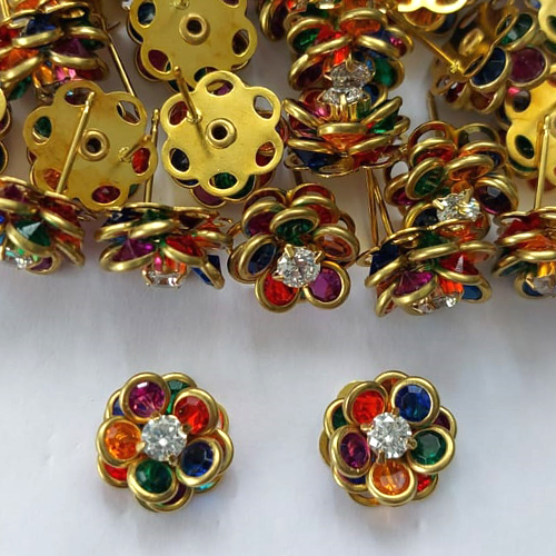 BRINCO NO BRUTO PRONTO PARA O BANHO - BRINCO DE PINO FLOR CRAVEJADA EM ZIRCÔNIAS COLORIDAS 12MM - PESO TOTAL 2,6GR - COMPOSIÇÃO: LATÃO / ZIRCÔNIA - BRU16126