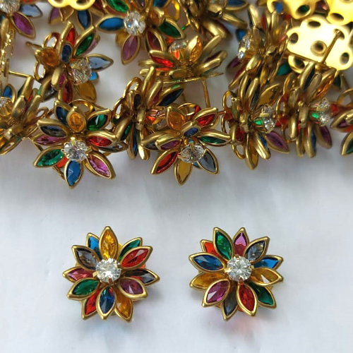 BRINCO NO BRUTO PRONTO PARA O BANHO - (AV) BRINCO DE PINO FLOR CRAVEJADA EM ZIRCÔNIAS COLORIDAS 15MM - PESO TOTAL 2,4GR - COMPOSIÇÃO: LATÃO / ZIRCÔNIA - BRU16128