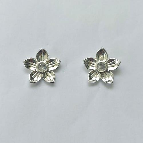 BRINCO FOLHEADO A PRATA COM 50 MILÉSIMOS + VERNIZ DIAMOND - (CRIS) BRINCO DE PINO FLOR COM ZIRCÔNIA 15MM - PRA602