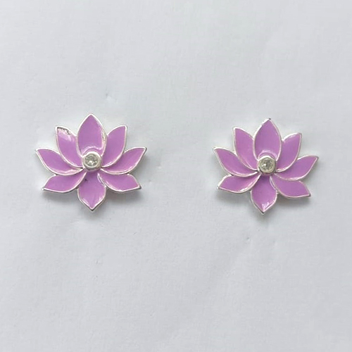 BRINCO FOLHEADO A PRATA COM 50 MILÉSIMOS + VERNIZ DIAMOND - (CRIS) BRINCO DE PINO FLOR ESMALTADA LILÁS COM ZIRCÔNIA 15MM - PRA604