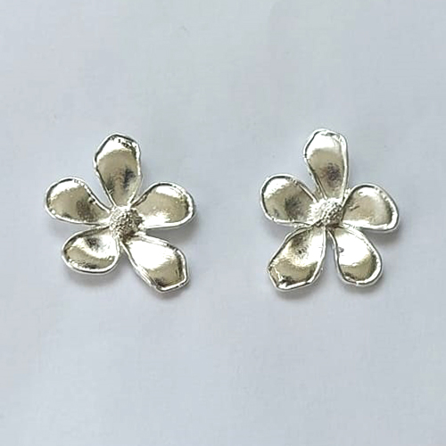 BRINCO FOLHEADO A PRATA COM 50 MILÉSIMOS + VERNIZ DIAMOND - (CRIS) BRINCO DE PINO FLOR 18X21MM - PRA607