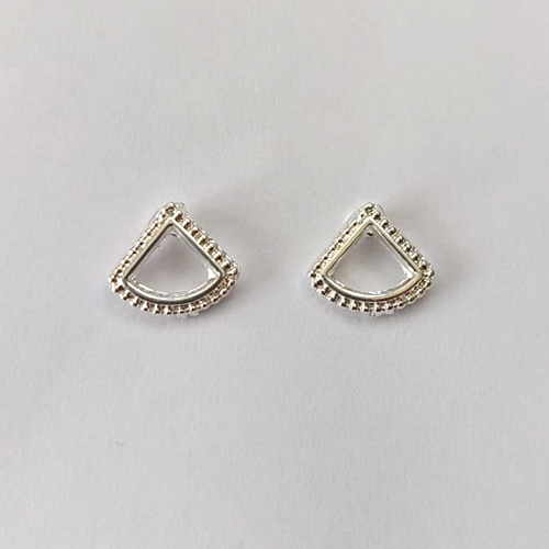 BRINCO FOLHEADO A PRATA COM 50 MILÉSIMOS + VERNIZ DIAMOND - (CRIS) BRINCO DE PINO TRIÂNGULO VAZADO 10MM - PRA610