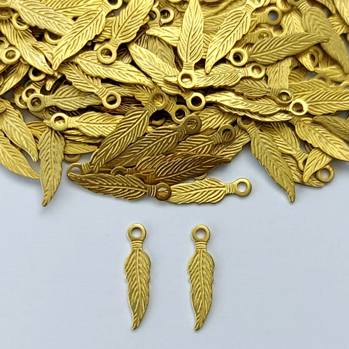 ACESSÓRIO NO BRUTO PRONTO PARA O BANHO - (3.1739A1 (CX.114) ) PINGENTE FOLHA 14MM - COMPOSIÇÃO: 100% LATÃO - PESO TOTAL 0,2GR - BRU0003230