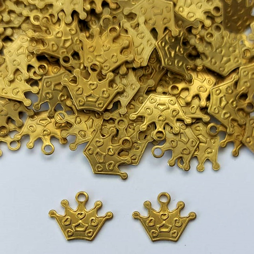 ACESSÓRIO NO BRUTO PRONTO PARA O BANHO - (3.953F1 (CX.113) ) PINGENTE COROA 12MM - COMPOSIÇÃO: 100% LATÃO - PESO TOTAL 0,3GR - BRU0003232