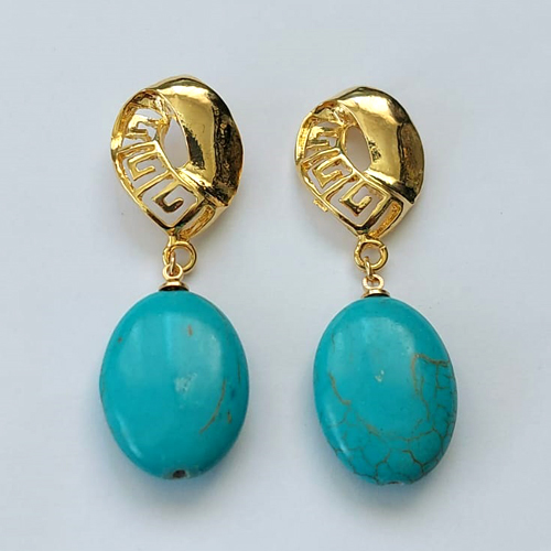 BRINCO FOLHEADO A OURO - BANHADO COM 5 MILÉSIMOS + VERNIZ DIAMOND - BRINCO DE PINO COM BASE TRABALHADA E PINGENTE PEDRA HOWLITA TURQUESA 18X24MM - OURO499