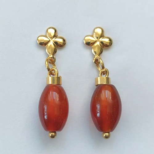 BRINCO FOLHEADO A OURO - BANHADO COM 5 MILÉSIMOS + VERNIZ DIAMOND - BRINCO DE PINO COM BASE FLOR E PINGENTE PEDRA NATURAL ÁGATA CARAMELO 7X13MM - OURO500