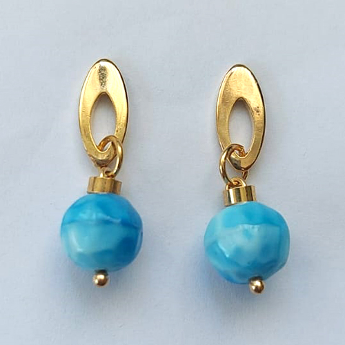 BRINCO FOLHEADO A OURO - BANHADO COM 5 MILÉSIMOS + VERNIZ DIAMOND - BRINCO DE PINO COM BASE OVAL E PINGENTE PORCELANA MESCLADA 10MM - OURO503