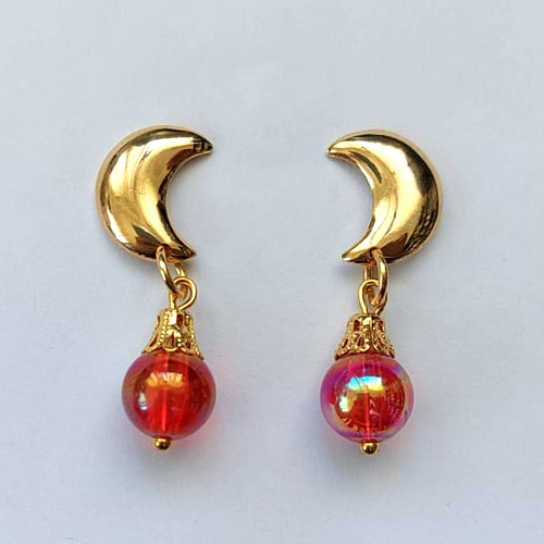 BRINCO FOLHEADO A OURO - BANHADO COM 5 MILÉSIMOS + VERNIZ DIAMOND - BRINCO DE PINO COM BASE LUA E PINGENTE PEDRA IMPORTADA FURTA COR 10MM - OURO504