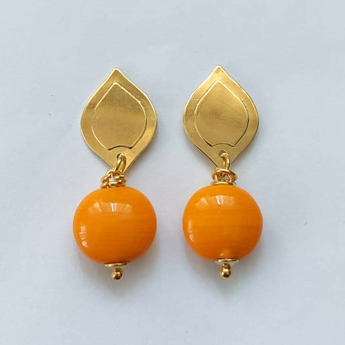 BRINCO FOLHEADO A OURO - BANHADO COM 5 MILÉSIMOS + VERNIZ DIAMOND - BRINCO DE PINO COM BASE OVAL E PINGENTE VIDRO LARANJA 12MM - OURO505