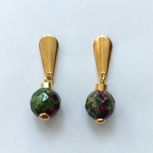 BRINCO FOLHEADO A OURO - BANHADO COM 5 MILÉSIMOS + VERNIZ DIAMOND - BRINCO DE PINO COM BASE OVAL E PINGENTE PEDRA NATURAL RUBI ZIOSITE SEXTAVADO 9MM - OURO508