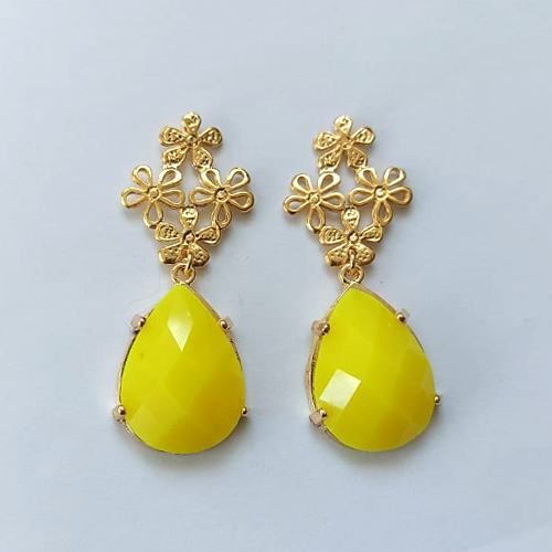 BRINCO FOLHEADO A OURO - BANHADO COM 5 MILÉSIMOS + VERNIZ DIAMOND - BRINCO DE PINO COM BASE FLOR VAZADA E PINGENTE CHATON AMARELO 19X25MM - OURO511