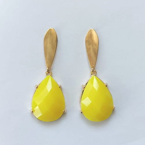 BRINCO FOLHEADO A OURO - BANHADO COM 5 MILÉSIMOS + VERNIZ DIAMOND - BRINCO DE PINO COM BASE GOTA COMPRIDA E PINGENTE CHATON AMARELO 19X25MM - OURO512