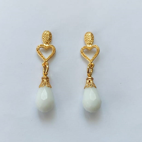 BRINCO FOLHEADO A OURO - BANHADO COM 5 MILÉSIMOS + VERNIZ DIAMOND - BRINCO DE PINO COM BASE CORAÇÃO VAZADO E PINGENTE CRISTAL LEITOSO 19MM - OURO513