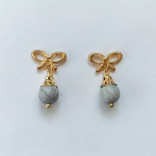 BRINCO FOLHEADO A OURO - BANHADO COM 5 MILÉSIMOS + VERNIZ DIAMOND - BRINCO DE PINO COM BASE LACINHO E PINGENTE PEDRA NATURAL 7MM - OURO515