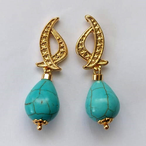 BRINCO FOLHEADO A OURO - BANHADO COM 5 MILÉSIMOS + VERNIZ DIAMOND - BRINCO DE PINO COM BASE VAZADA E PINGENTE TURQUESA 16MM - OURO518