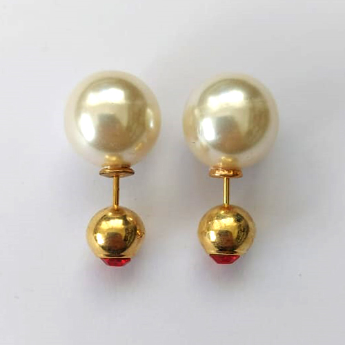 BRINCO FOLHEADO A OURO - BANHADO COM 5 MILÉSIMOS + VERNIZ DIAMOND - BRINCO DE PINO COM PÉROLA E ZIRCÔNIA VERMELHA - OURO520