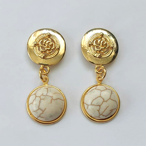 BRINCO FOLHEADO A OURO - BANHADO COM 5 MILÉSIMOS + VERNIZ DIAMOND - BRINCO DE PINO BASE REDONDA FLOR E PINGENTE EM PEDRA HOWLITA 16MM - OURO524