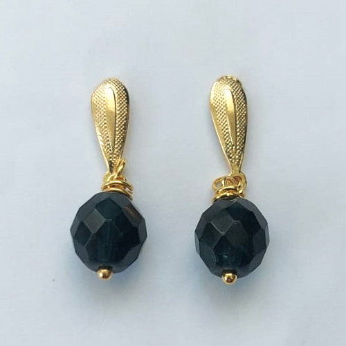 BRINCO FOLHEADO A OURO - BANHADO COM 5 MILÉSIMOS + VERNIZ DIAMOND - BRINCO DE PINO BASE GOTA E PINGENTE CRISTAL NEGRO 9MM - OURO525