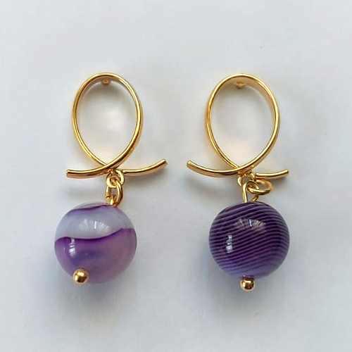 BRINCO FOLHEADO A OURO - BANHADO COM 5 MILÉSIMOS + VERNIZ DIAMOND - BRINCO DE PINO BASE VAZADA E PINGENTE PEDRA NATURAL ÁGATA ROCHA MESCLADA 10MM - OURO526