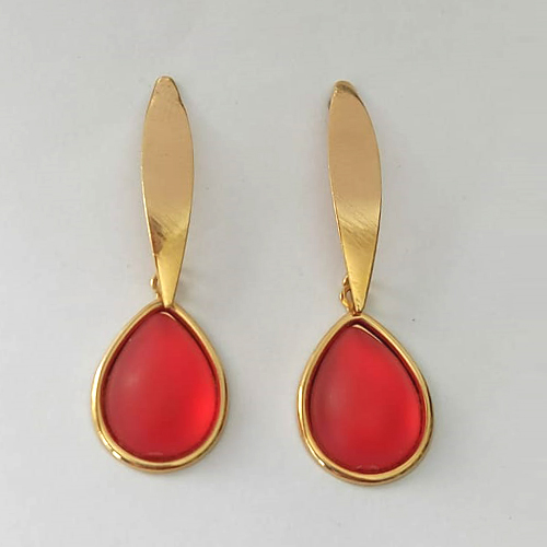 BRINCO FOLHEADO A OURO - BANHADO COM 5 MILÉSIMOS + VERNIZ DIAMOND - BRINCO DE PINO BASE COMPRIDA E PINGENTE PEDRA BRILHO DA LUA 12X18MM - OURO530