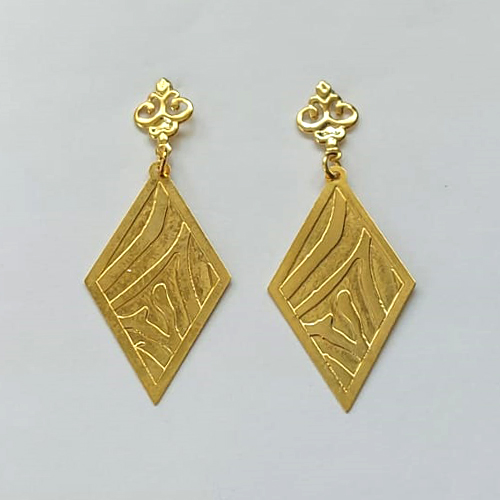 BRINCO FOLHEADO A OURO - BANHADO COM 5 MILÉSIMOS + VERNIZ DIAMOND - BRINCO DE PINO BASE VAZADA E PINGENTE GEOMÉTRICO 18X33MM - OURO531