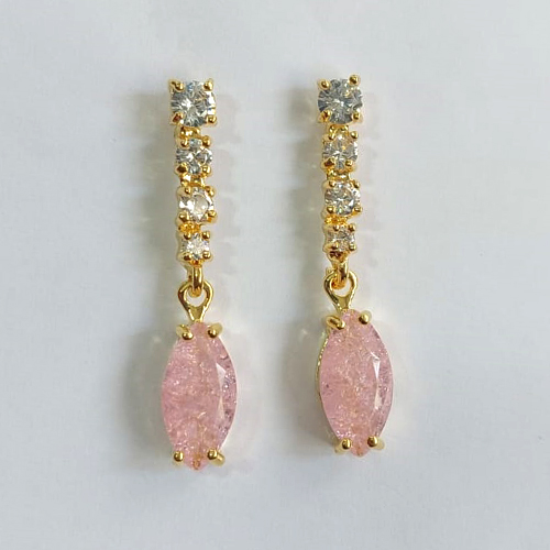 BRINCO FOLHEADO A OURO - BANHADO COM 5 MILÉSIMOS + VERNIZ DIAMOND - BRINCO DE PINO BASE COM ZIRCÔNIAS CRISTAIS E PINGENTE EM ZIRCÔNIA ROSA 8X15MM - OURO532