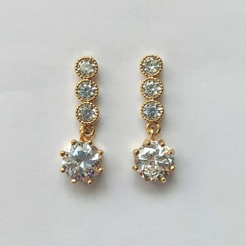 BRINCO FOLHEADO A OURO - BANHADO COM 5 MILÉSIMOS + VERNIZ DIAMOND - BRINCO DE PINO BASE COM ZIRCÔNIAS CRISTAIS E PINGENTE EM ZIRCÔNIA REDONDA 8MM - OURO535