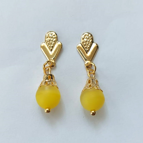 BRINCO FOLHEADO A OURO - BANHADO COM 5 MILÉSIMOS + VERNIZ DIAMOND - BRINCO DE PINO COM PINGENTE EM PORCELANA LEITOSA AMARELA 7MM - OURO539