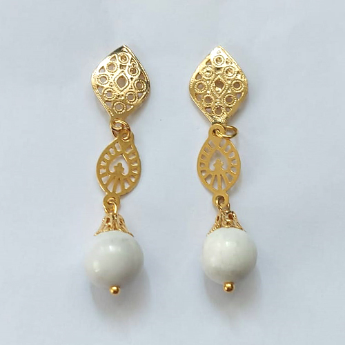 BRINCO FOLHEADO A OURO - BANHADO COM 5 MILÉSIMOS + VERNIZ DIAMOND - BRINCO DE PINO VAZADA E PINGENTE EM PEDRA NATURAL HOWLITA 10MM - OURO540