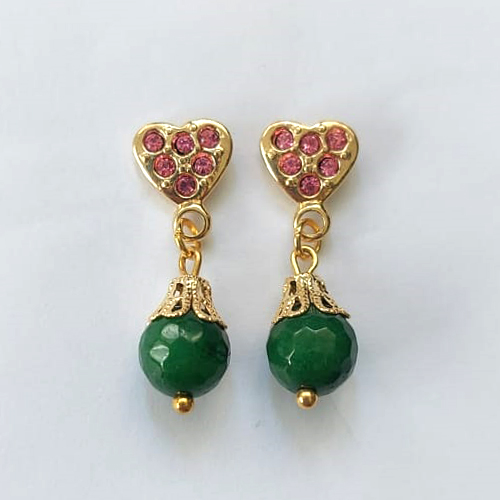 BRINCO FOLHEADO A OURO - BANHADO COM 5 MILÉSIMOS + VERNIZ DIAMOND - BRINCO DE PINO BASE CORAÇÃO CRAVEJADO EM MICROS ZIRCÔNIAS ROSAS E PINGENTE EM PEDRA NATURAL ÁGATA VERDE SEXTAVADA 8MM - OURO541