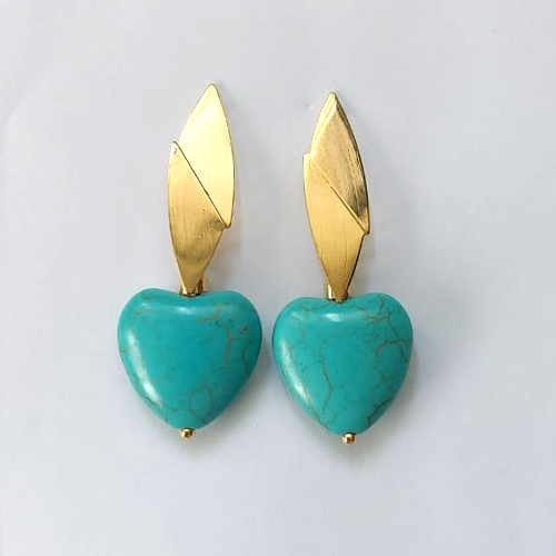 BRINCO FOLHEADO A OURO - BANHADO COM 5 MILÉSIMOS + VERNIZ DIAMOND - BRINCO DE PINO BASE COMPRIDA E PINGENTE EM PEDRA NATURAL HOWLITA TURQUESA CORAÇÃO 20MM - OURO543