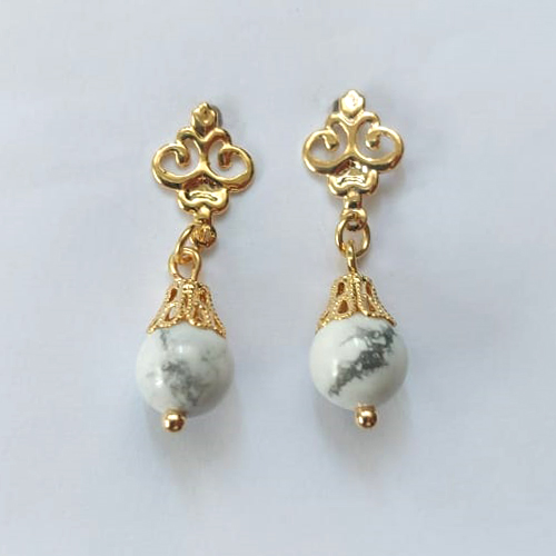 BRINCO FOLHEADO A OURO - BANHADO COM 5 MILÉSIMOS + VERNIZ DIAMOND - BRINCO DE PINO BASE VAZADA E PINGENTE EM PEDRA NATURAL HOWLITA 8MM - OURO544