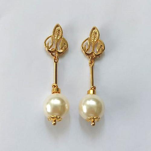 BRINCO FOLHEADO A OURO - BANHADO COM 5 MILÉSIMOS + VERNIZ DIAMOND - BRINCO DE PINO COM BASE VAZADA E PÉROLAS - OURO547