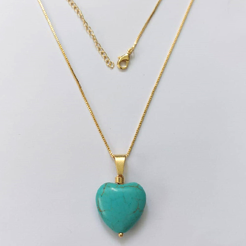 GARGANTILHA FOLHEADA A OURO - BANHADO COM 5 MILÉSIMOS + VERNIZ DIAMOND - CORRENTE VENEZIANA 45CM E PINGENTE EM PEDRA NATURAL HOWLITA TURQUESA CORAÇÃO 20MM - OURO549