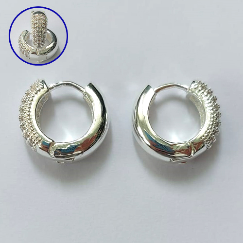 BRINCO FOLHEADO A PRATA COM 50 MILÉSIMOS + VERNIZ DIAMOND - BRINCO ARGOLA CRAVEJADO COM 3 FILEIRAS DE MICROS ZIRCÔNIAS 6X16MM - PRA623