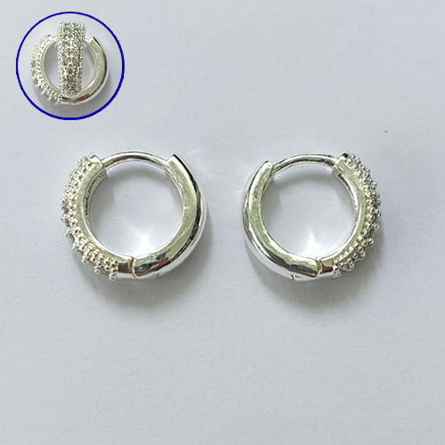 BRINCO FOLHEADO A PRATA COM 50 MILÉSIMOS + VERNIZ DIAMOND - BRINCO ARGOLA CRAVEJADO COM 2 FILEIRAS DE MICROS ZIRCÔNIAS 5X15MM - PRA624