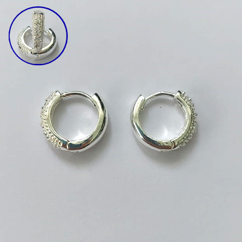 BRINCO FOLHEADO A PRATA COM 50 MILÉSIMOS + VERNIZ DIAMOND - BRINCO ARGOLA CRAVEJADO COM 1 FILEIRA DE MICROS ZIRCÔNIAS 3X11MM - PRA625